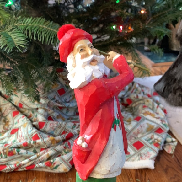 MAKER UNKNOWN | Painted, Wood-carved Santa Golfer in Plus Fours | Stands 19” - Picture 4 of 7